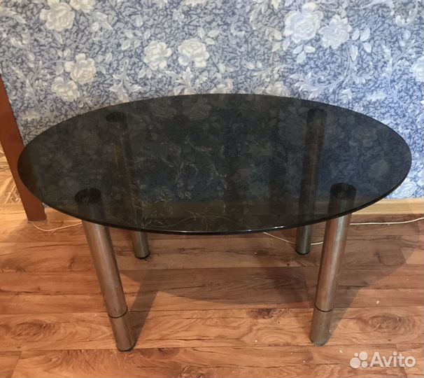 Стеклянный стол