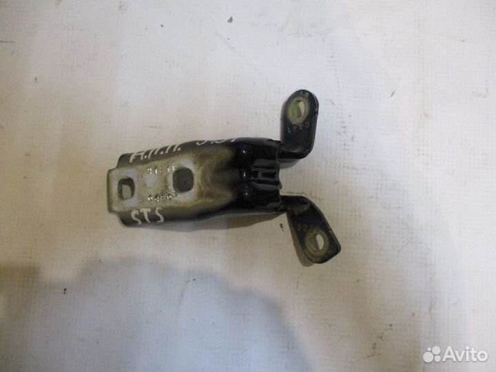 Петля двери передней правой нижняя Cadillac STS