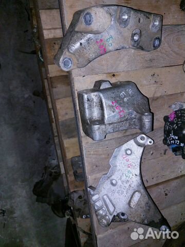 Кронштейн двигателя Volkswagen Passat B6 2.0 CBA