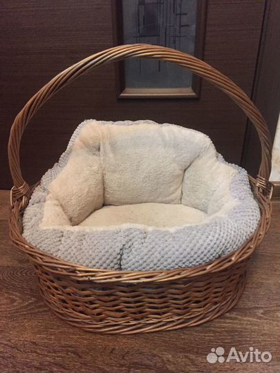 Плетеная лежанка для кошки или собаки