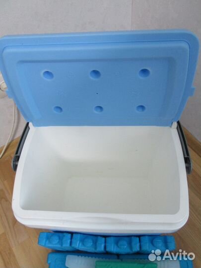 Автомобильный переносной холодильник,с аккумулятор