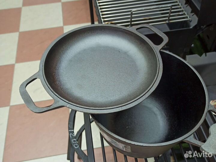 Чугунная кастрюля с крышкой-сковородой