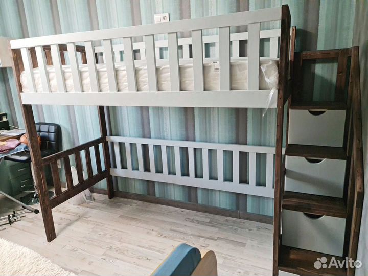 Двухъярусная кровать из массива