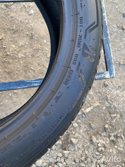 Bridgestone Alenza 001 235/45 R20