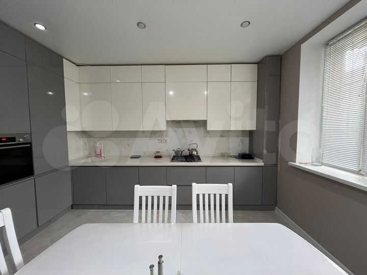 2-к. квартира, 76 м², 1/10 эт.