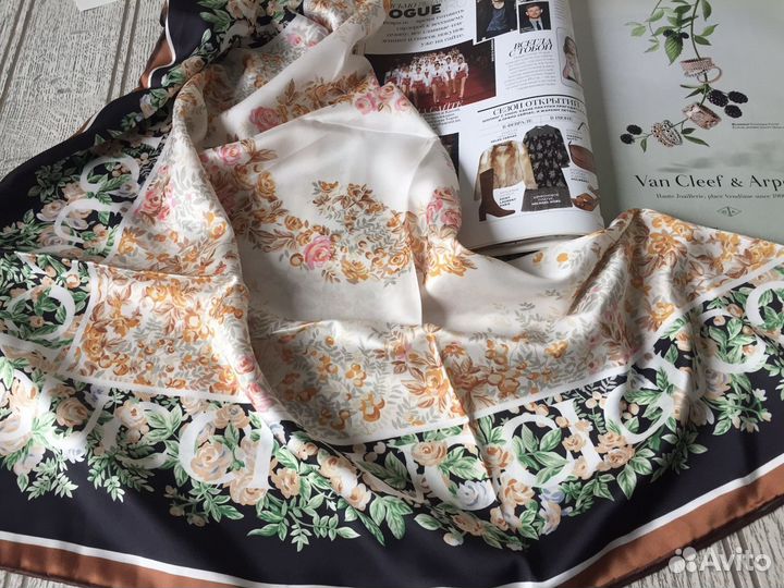 Молочный платок Gucci