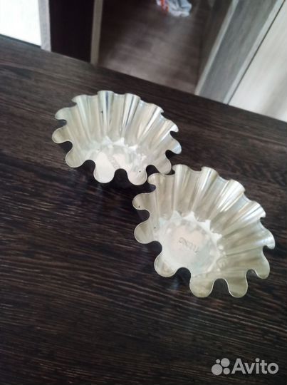 Тарелка, нож для чистки рыбы, формочки для кексов