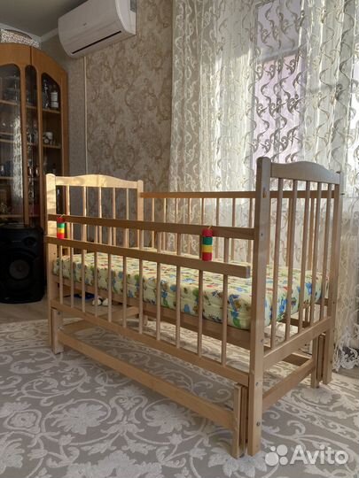 Детская кроватка с маятником