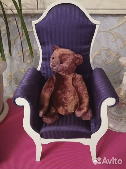 Медведи тедди на кресле