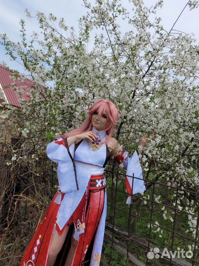 Косплей Яэ Мико из Геншин Импакт
