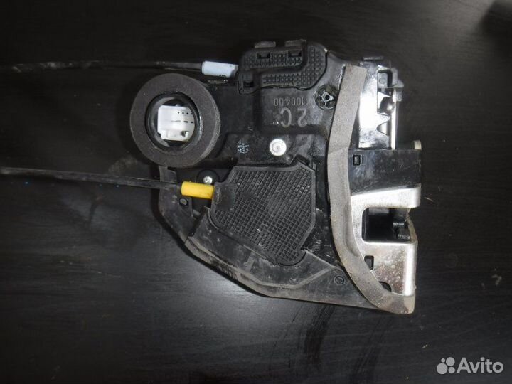 Замок двери задний левый Toyota Corolla 151 1ZR