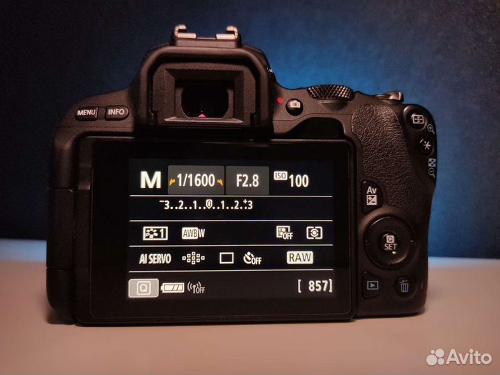 Фотоаппарат Canon 200D