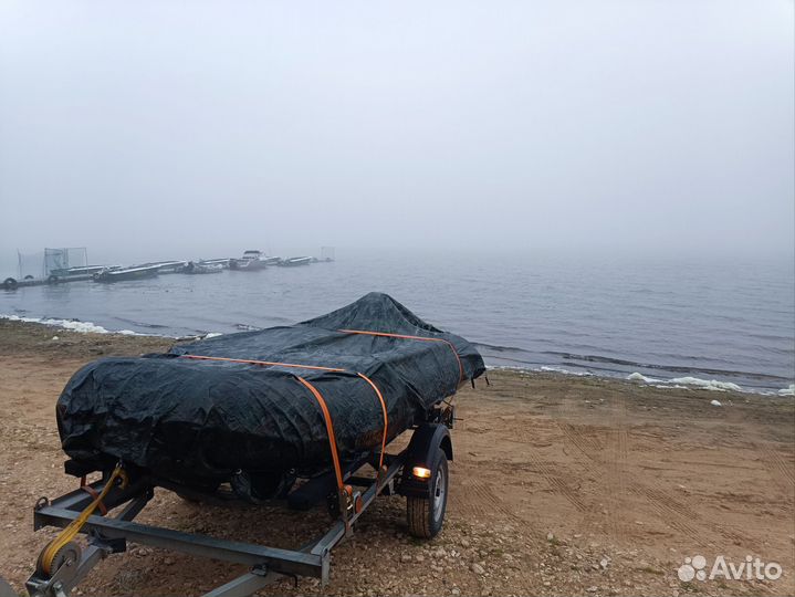 Лодка с мотором и прицепом