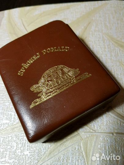 Подставка магнитная в авто из нат кожи. Винтаж