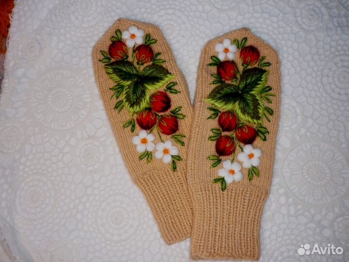 Варежки с ручной вышивкой