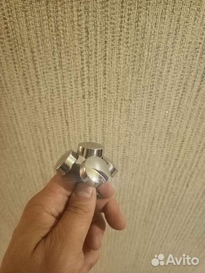 Зеркало с креплением на стену