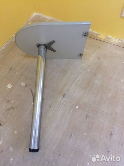 Подставка на ножке металлической 730х500х500