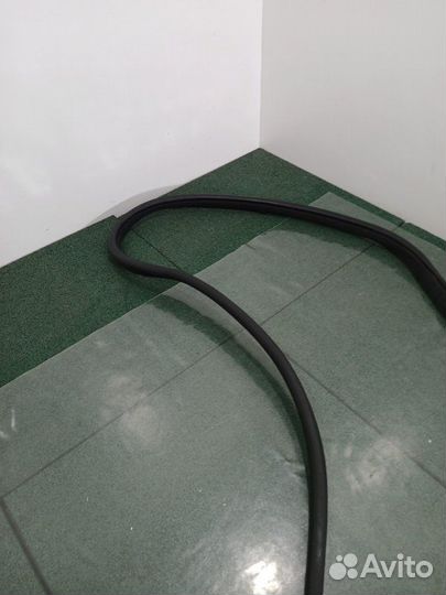 Уплотнитель проема двери передний правый