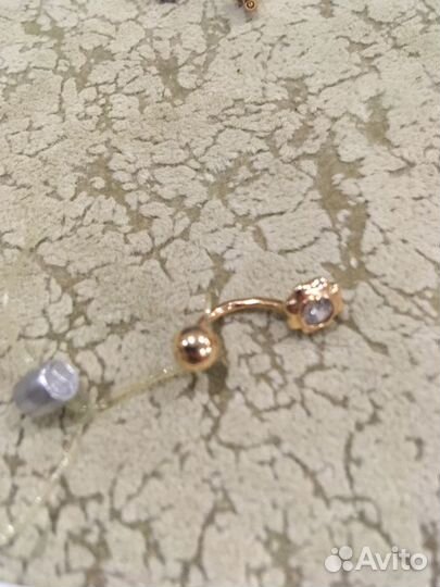 Пирсинг в пупок золотой