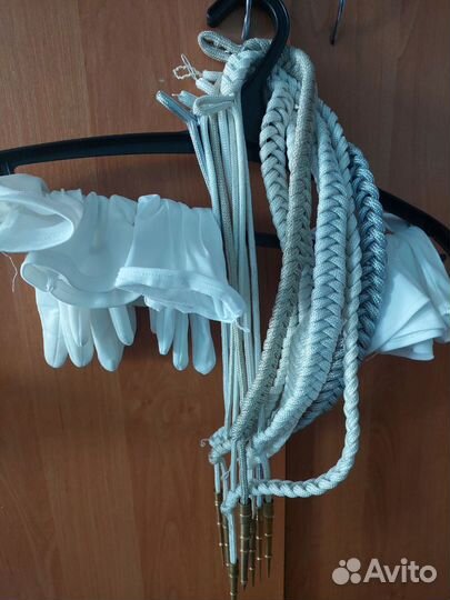 Аксельбанты и белые перчатки