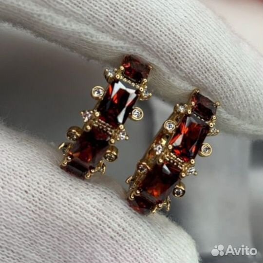 Серьги с цирконом под гранат