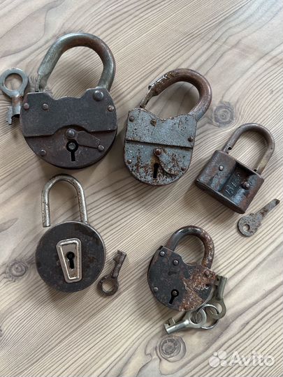 Навесной замок старинный