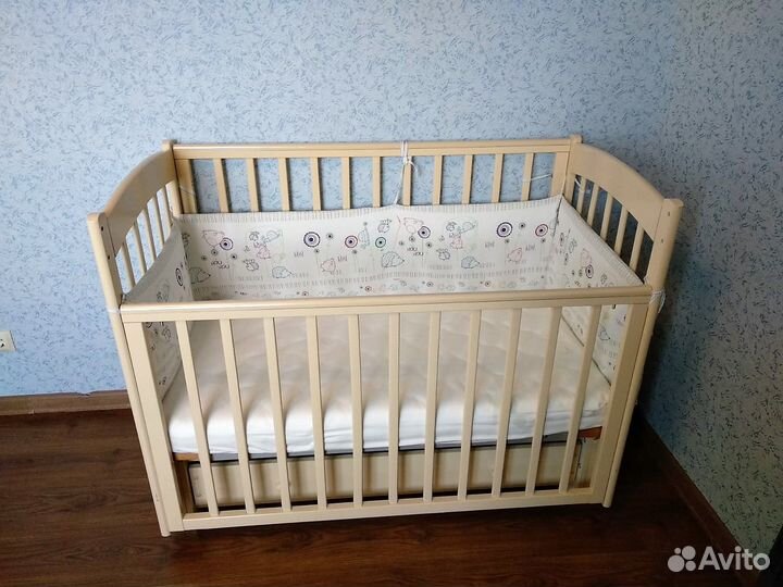 Детская кроватка с продольным маятником