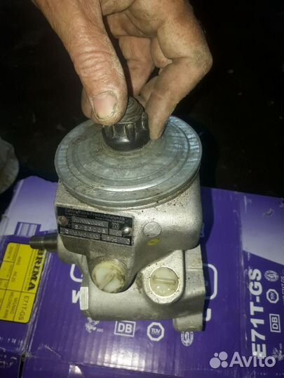 Насос гидроусилителя руля на Мерседес 123