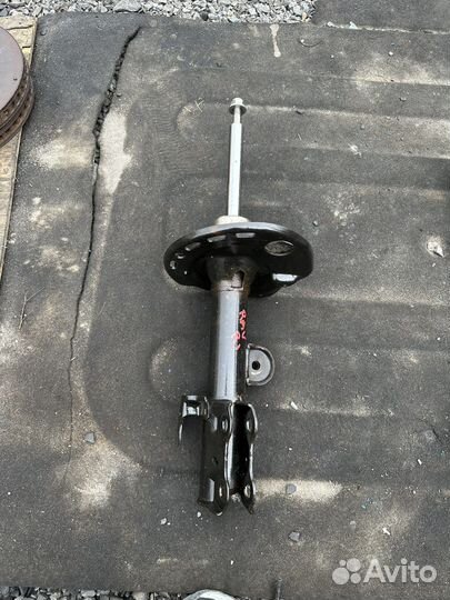 Амортизатор передний правый Toyota rav 4 40