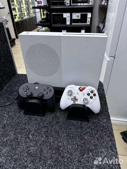 Игровая приставка Microsoft Xbox One S 500 гб HDD