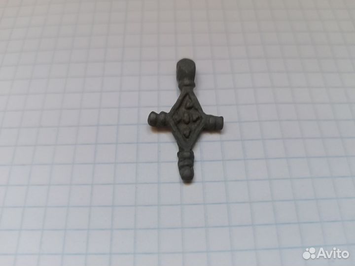 Крестовидная ромбощитковая привеска с глазками
