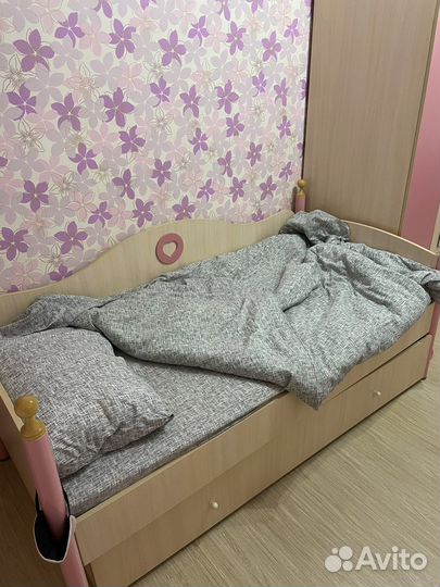 Мебель (кровать + шкаф)в детскую для девочки