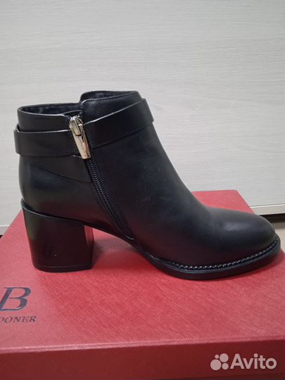 Продам женские ботинки