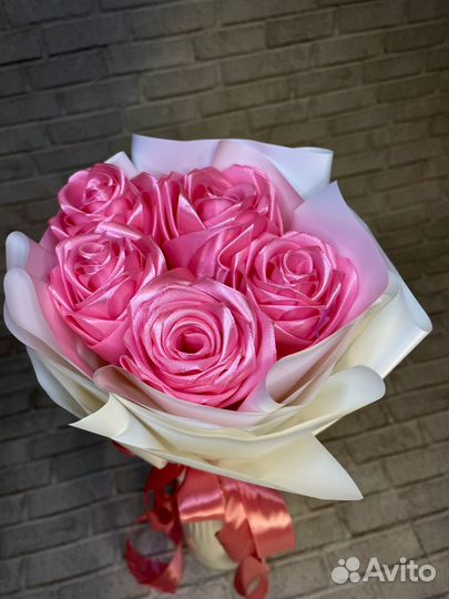 Розы из атласных лент