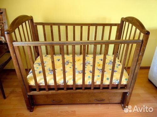 Детская кроватка с продольным маятником