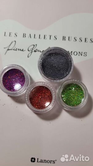 Для макияжа: тени, кисти, клей для ресниц и др