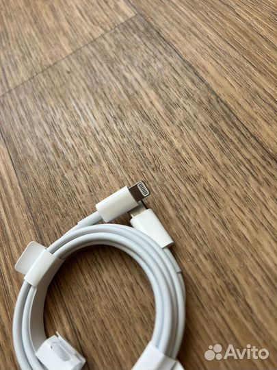 Зарядный кабель на iPhone