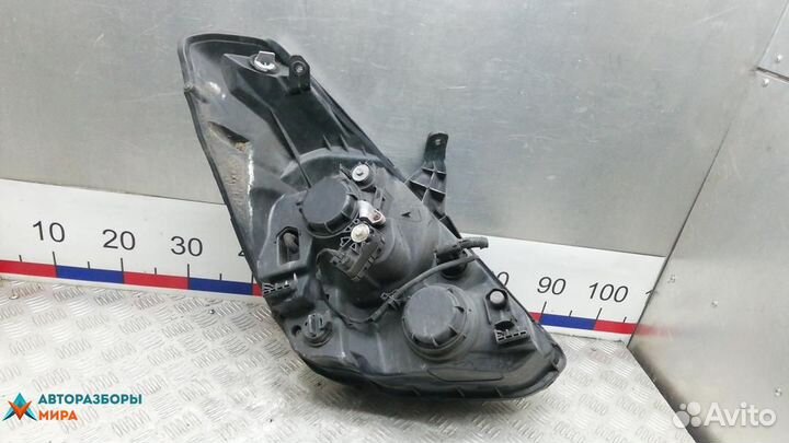 Фара левая Hyundai H-1 Starex 2 2010