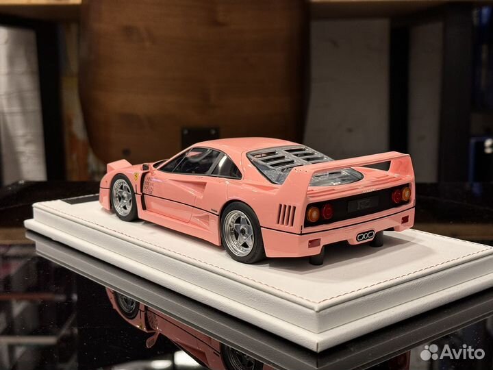 Ferrari F40 1:18 розовый