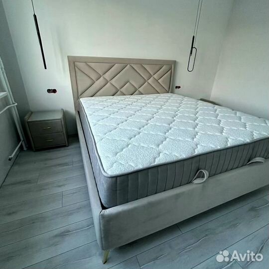 Кровать с мягким изголовьем