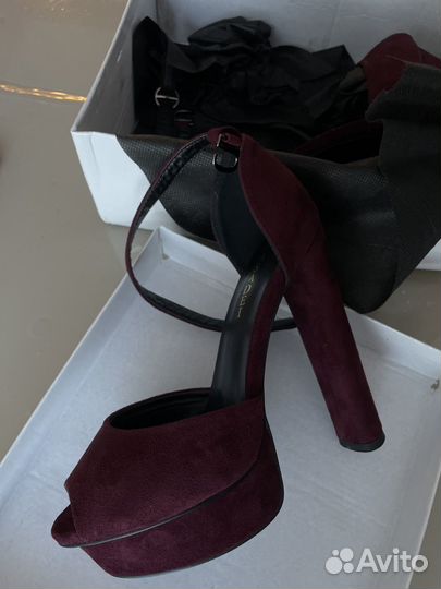 Босоножки на высоком каблуке