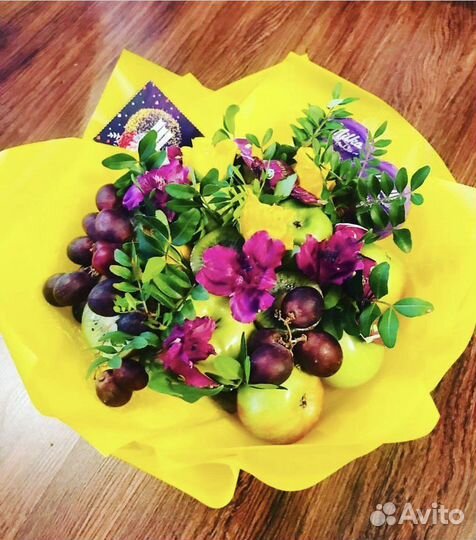 Съедобный букет из фруктов, ягод, конфет, цветов