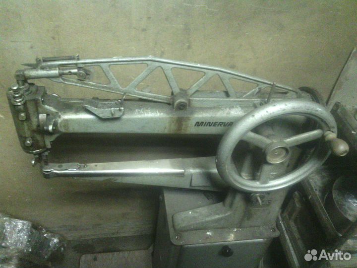 Швейная машина Минерва леворукавная + запчасти