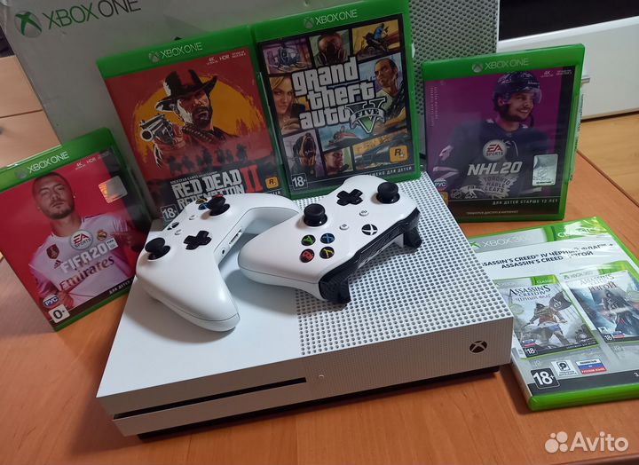 Xbox One S 500gb + 2 геймпада + игры