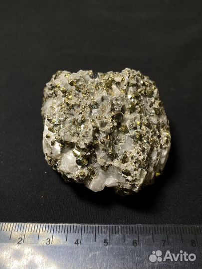 Пирит в кварцевой породе (минерал уральский)