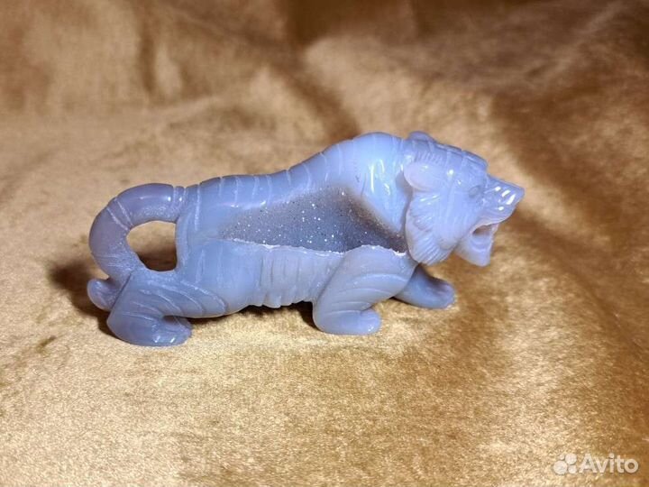 Тигр из агата с кварцевой жеодой в коробочке