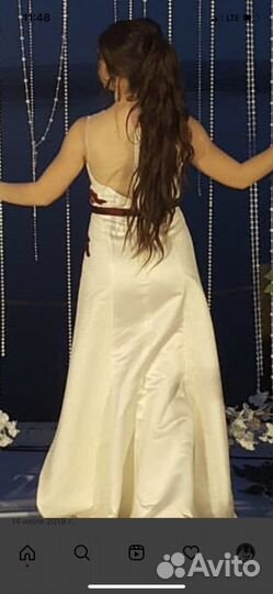 Вечернее платье 44 белое с красными цветами