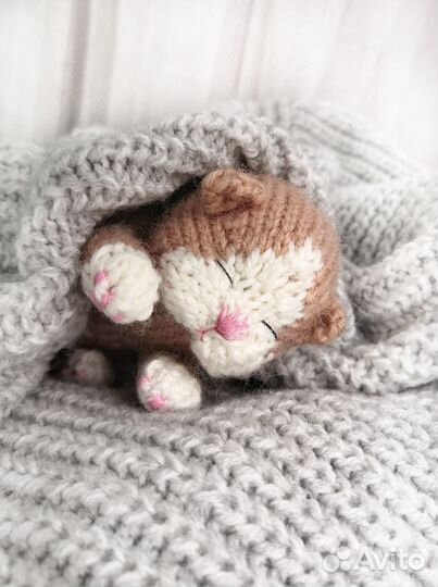 Вязаный спящий котенок на заказ ручная работа