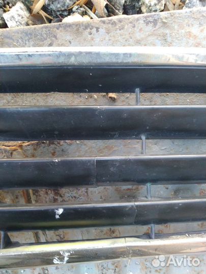 Решетка радиатора Тойота Авенсис