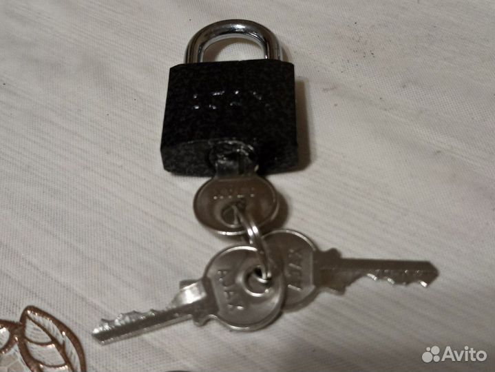 Навесной замок новый